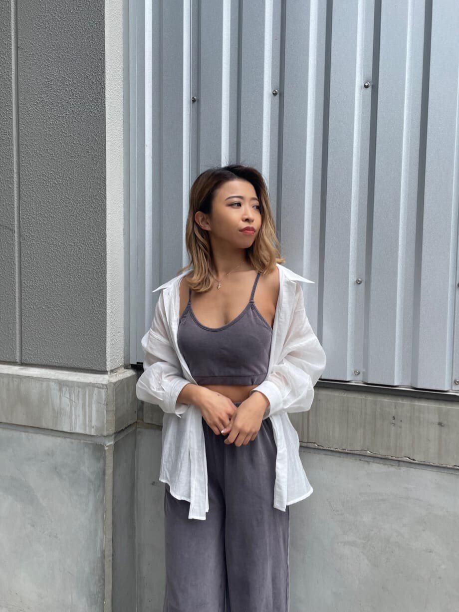 ホワイト系のシャツ/ブラウス、グレー系のその他パンツ、その他のサンダルを着用したレディースの春コーディネートの5枚目の写真