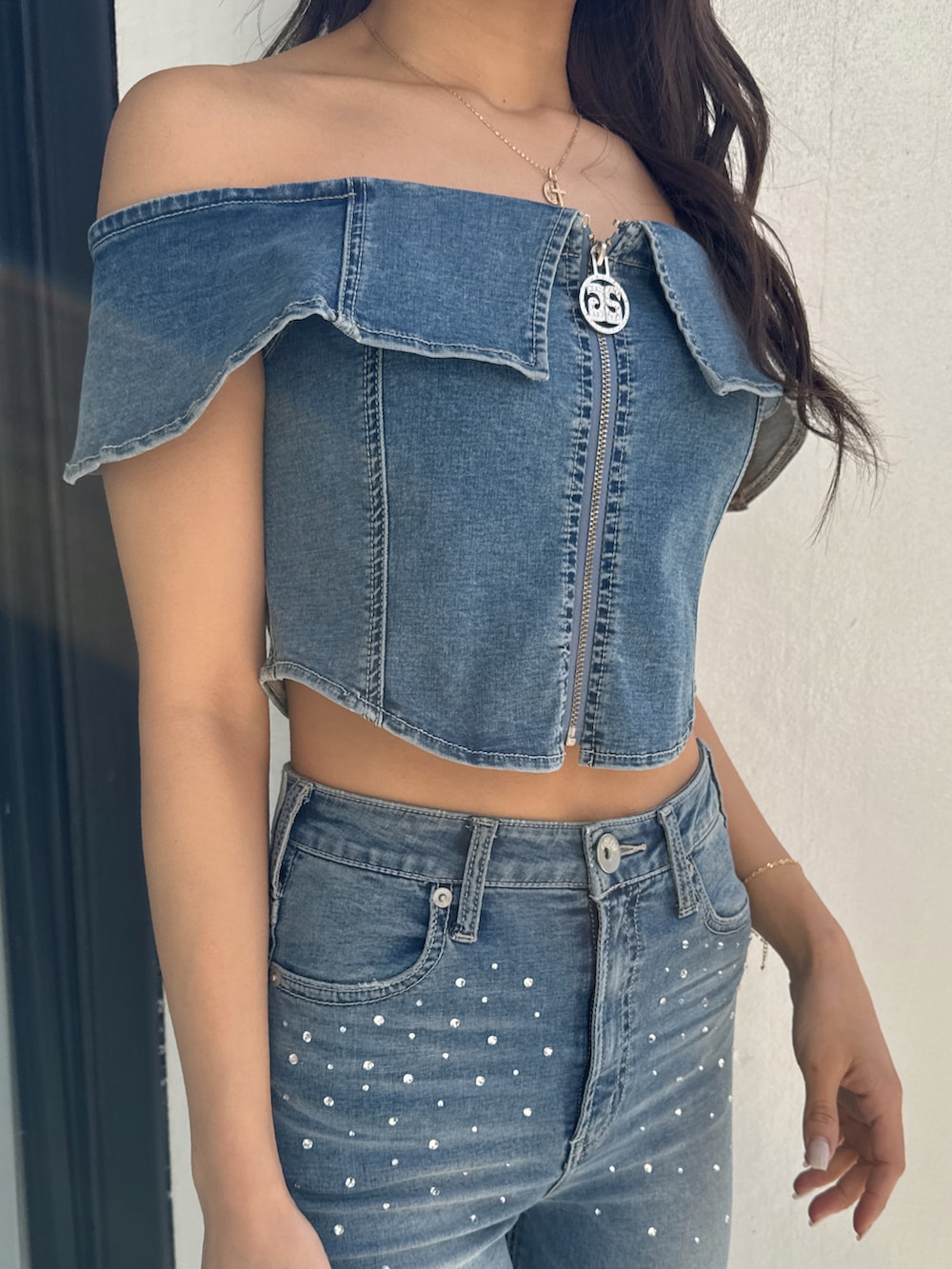 ブルー系のTシャツ/カットソー、ブルー系のデニムパンツ、ホワイト系のパンプスを着用したレディースの冬コーディネートの6枚目の写真