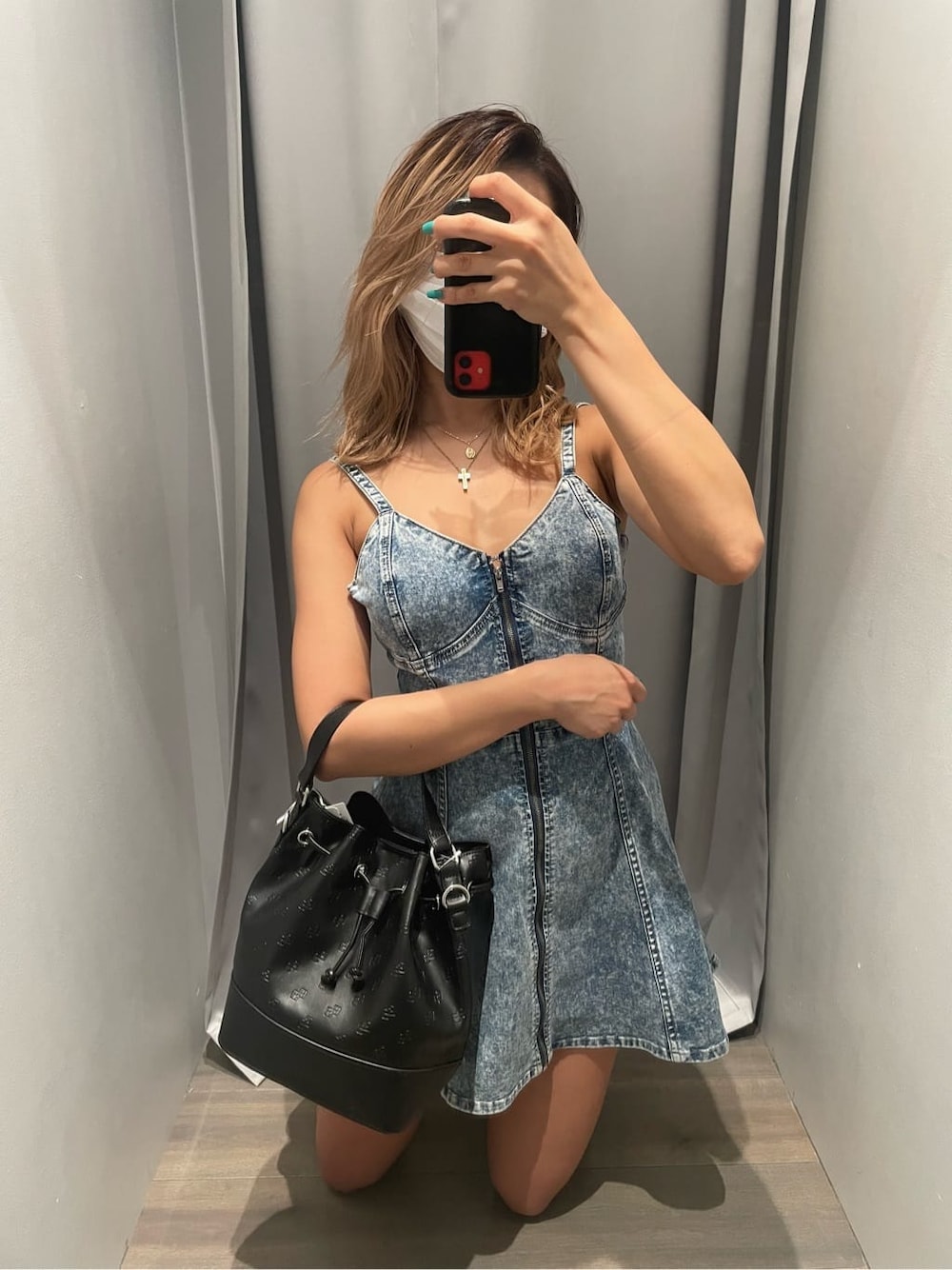 ホワイト系のシャツ/ブラウス、ブルー系のワンピースを着用したレディースの夏コーディネートの2枚目の写真