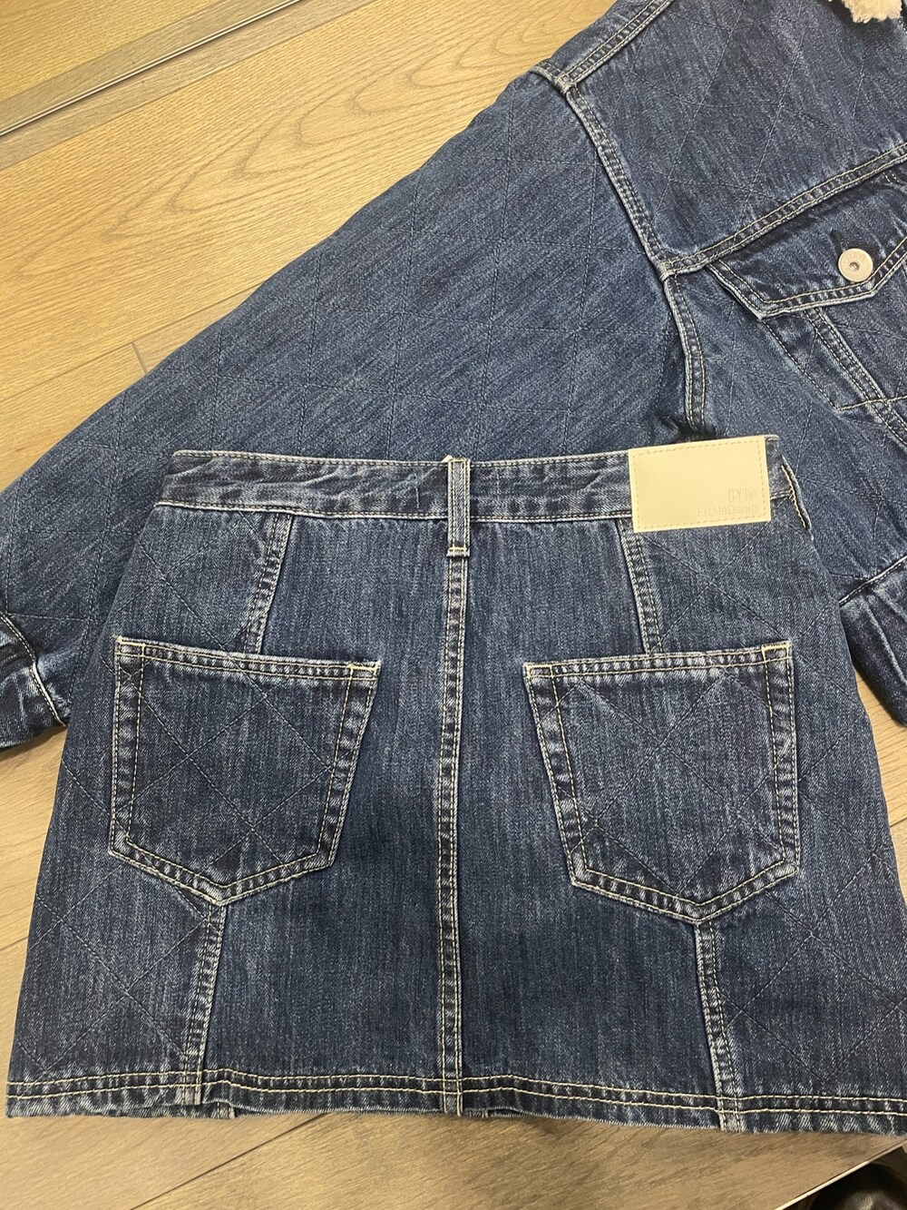 ブルー系のデニムパンツ、ブラック系のブーツ、ブルー系のデニムジャケットを着用したレディースの秋コーディネートの7枚目の写真