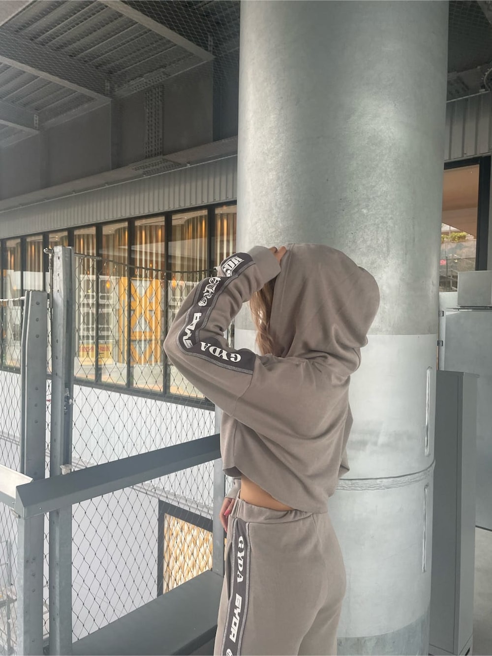 ブラック系のパンプス、ベージュ系のその他パンツ、ベージュ系のパーカーを着用したレディースの夏コーディネートの5枚目の写真