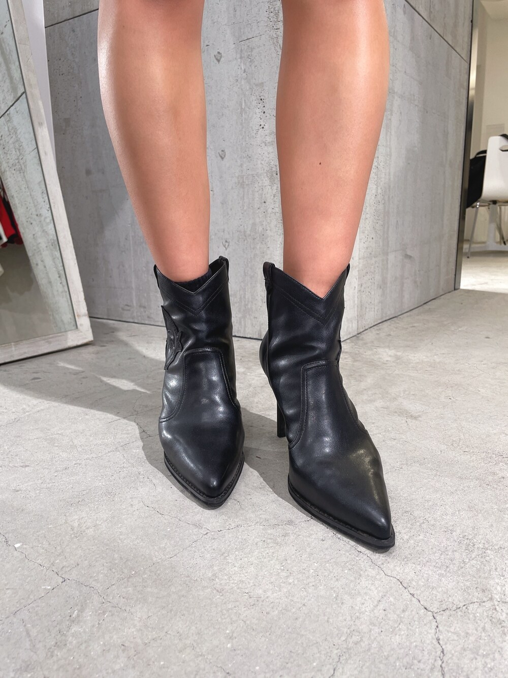 ブルー系のデニムスカート、ブラック系のブーツ、ブラック系のTシャツ/カットソーを着用したレディースの春コーディネートの9枚目の写真