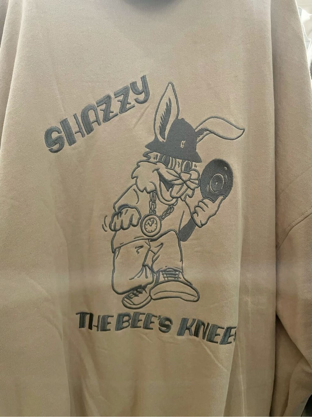 ブラック系のブーツ、ベージュ系のパーカー、ゴールド系のネックレスを着用したレディースの秋コーディネートの4枚目の写真