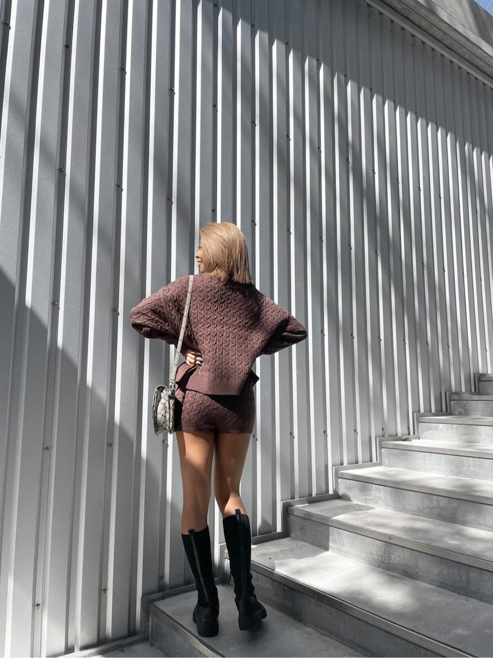 ブラウン系のその他パンツ、ブラック系のブーツ、ブラウン系のニット/セーターを着用したレディースの秋コーディネートの2枚目の写真