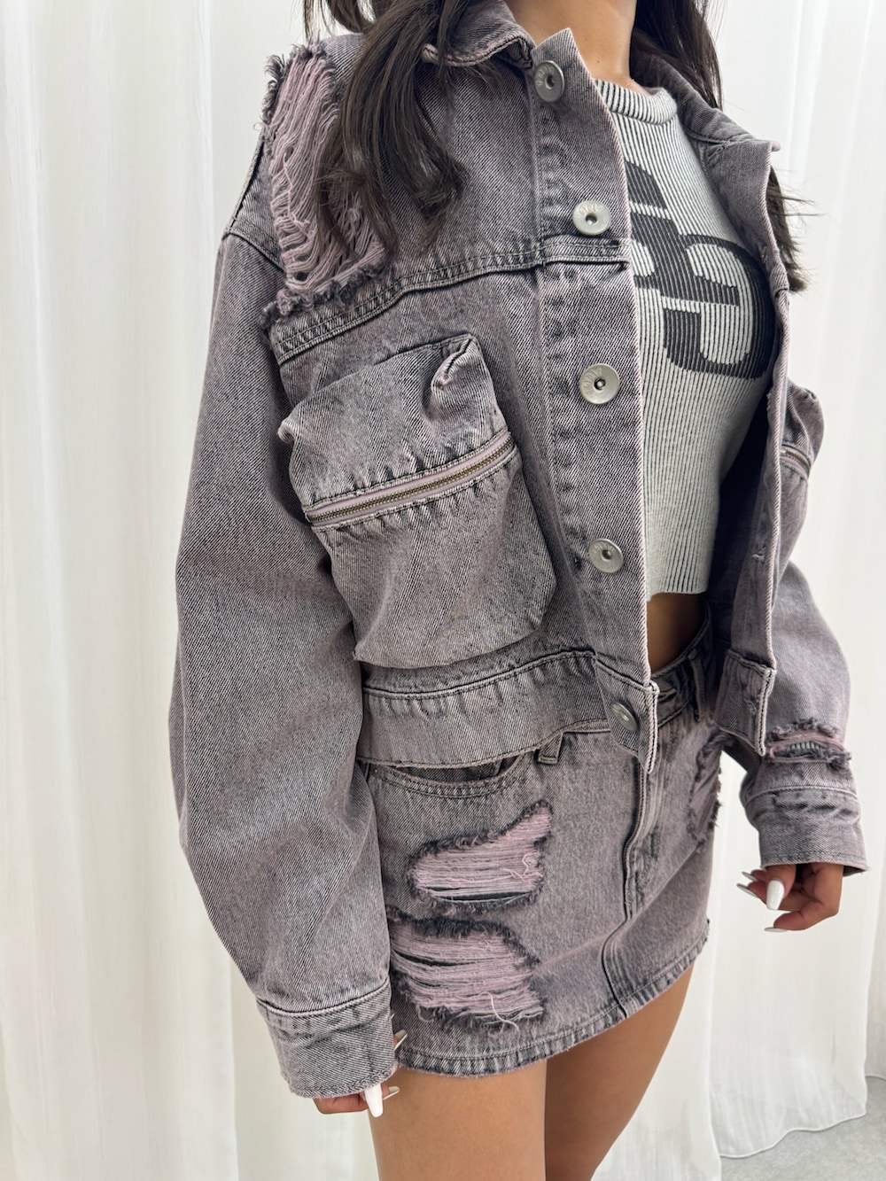 ブラック系のブーツ、ブラック系のブーツ、ホワイト系のニット/セーターを着用したレディースの秋コーディネートの3枚目の写真