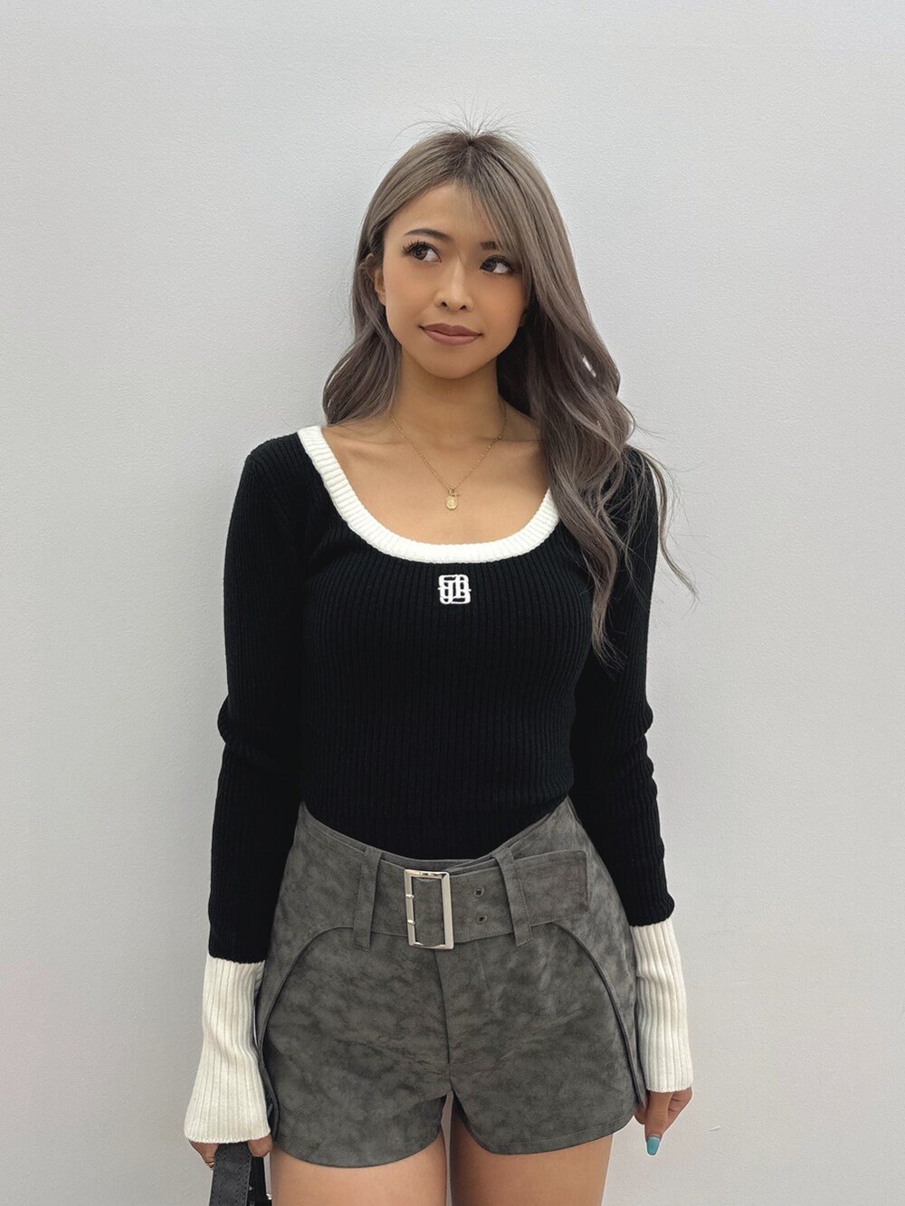 ブラック系のニット/セーター、その他のその他パンツ、グレー系のショルダーバッグを着用したレディースの秋コーディネートの4枚目の写真