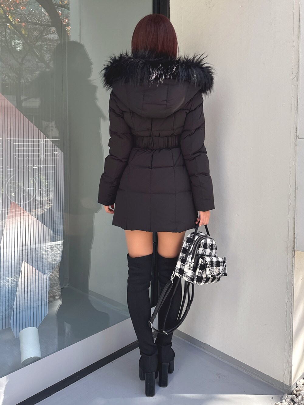 ブラック系のダウンジャケット/コート、その他のバックパック/リュック、ブラック系のブーツを着用したレディースの秋コーディネートの3枚目の写真