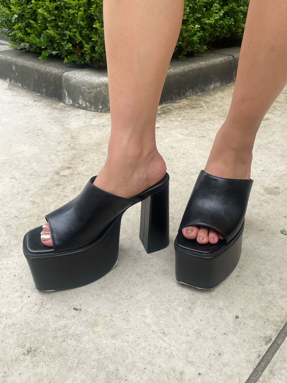 ブラック系のニット/セーター、ブラック系のスカート、ブラック系のサンダルを着用したレディースの夏コーディネートの8枚目の写真