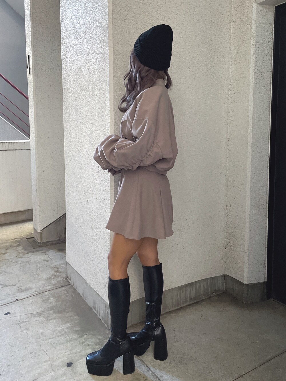 ベージュ系のブルゾン、ベージュ系のスカート、ホワイト系のTシャツ/カットソーを着用したレディースの冬コーディネートの3枚目の写真