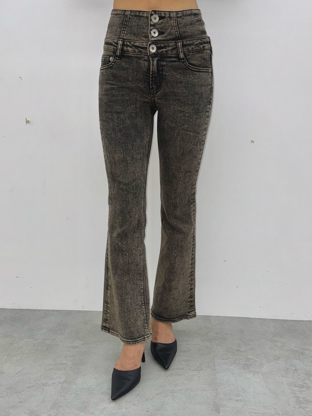 ブラック系のTシャツ/カットソー、ブラック系のデニムパンツ、ブラック系のパンプスを着用したレディースの秋コーディネートの6枚目の写真