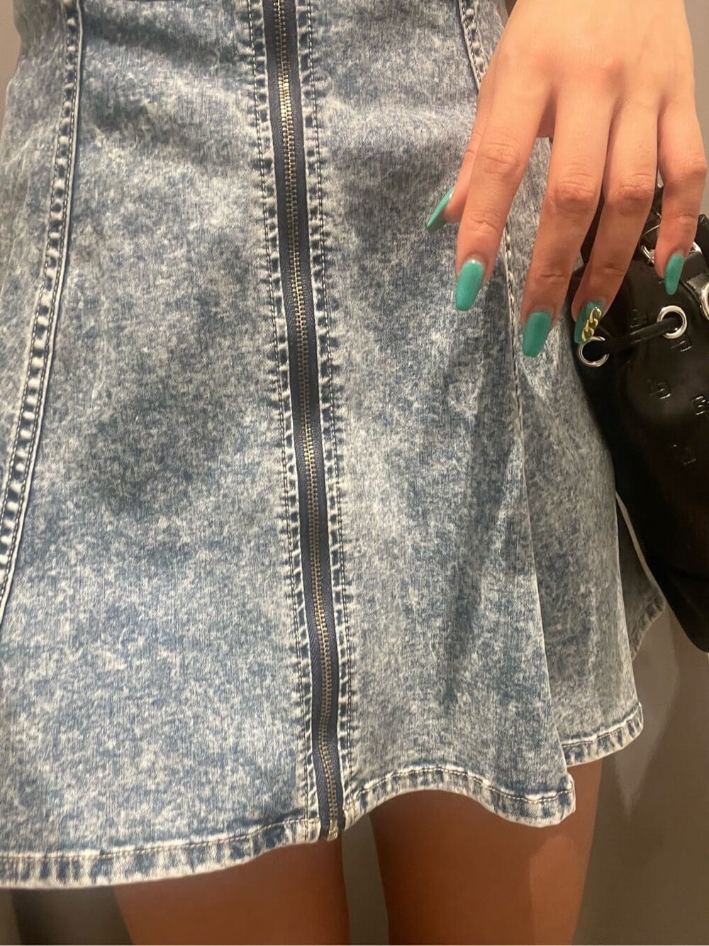 ホワイト系のシャツ/ブラウス、ブルー系のワンピースを着用したレディースの夏コーディネートの5枚目の写真