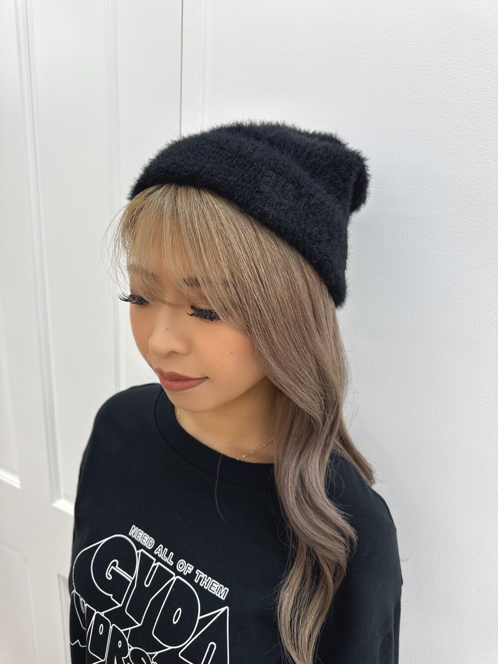 ブラック系のTシャツ/カットソー、ベージュ系のその他パンツ、ブラック系のブーツを着用したレディースの夏コーディネートの7枚目の写真
