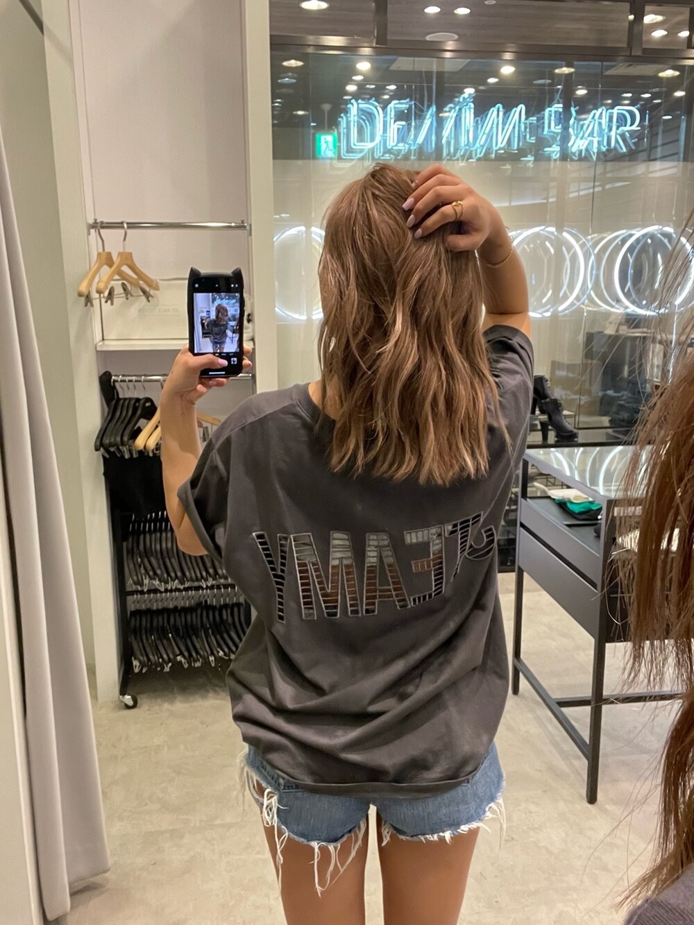 グレー系のTシャツ/カットソー、ブルー系のデニムパンツ、ブラック系のサンダルを着用したレディースの春コーディネートの4枚目の写真