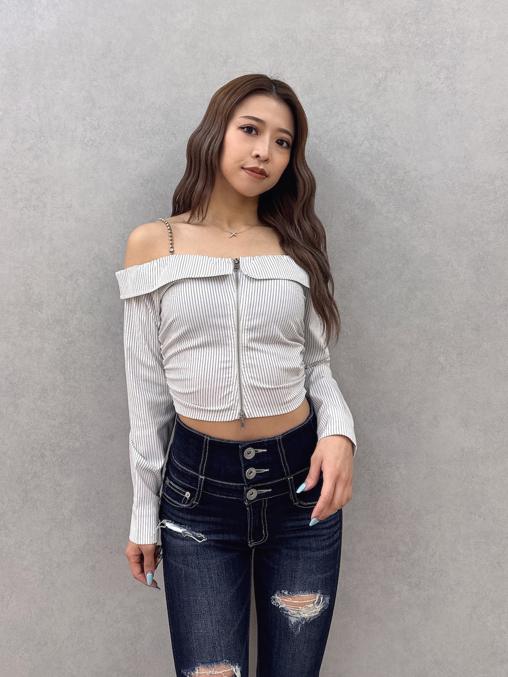 ホワイト系のシャツ/ブラウス、ブルー系のデニムパンツ、ブラック系のパンプスを着用したレディースの春コーディネートの4枚目の写真