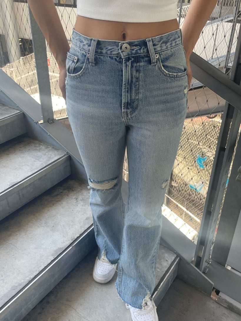 ブルー系のデニムパンツ、ホワイト系のタンクトップを着用したレディースの夏コーディネートの4枚目の写真