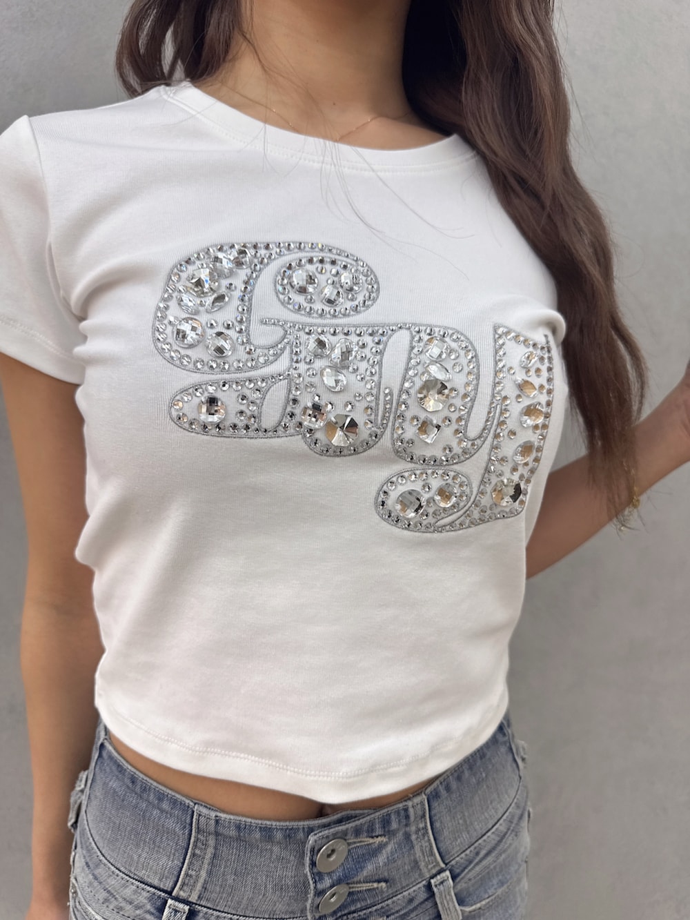 ホワイト系のTシャツ/カットソー、ブルー系のデニムパンツ、ブラック系のパンプスを着用したレディースの春コーディネートの6枚目の写真