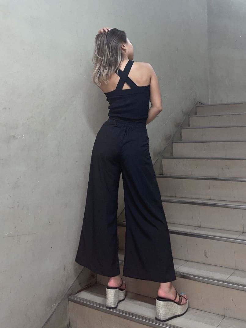 ブラック系のスラックス、ブラック系のサンダル、ブラック系のタンクトップを着用したレディースの夏コーディネートの3枚目の写真