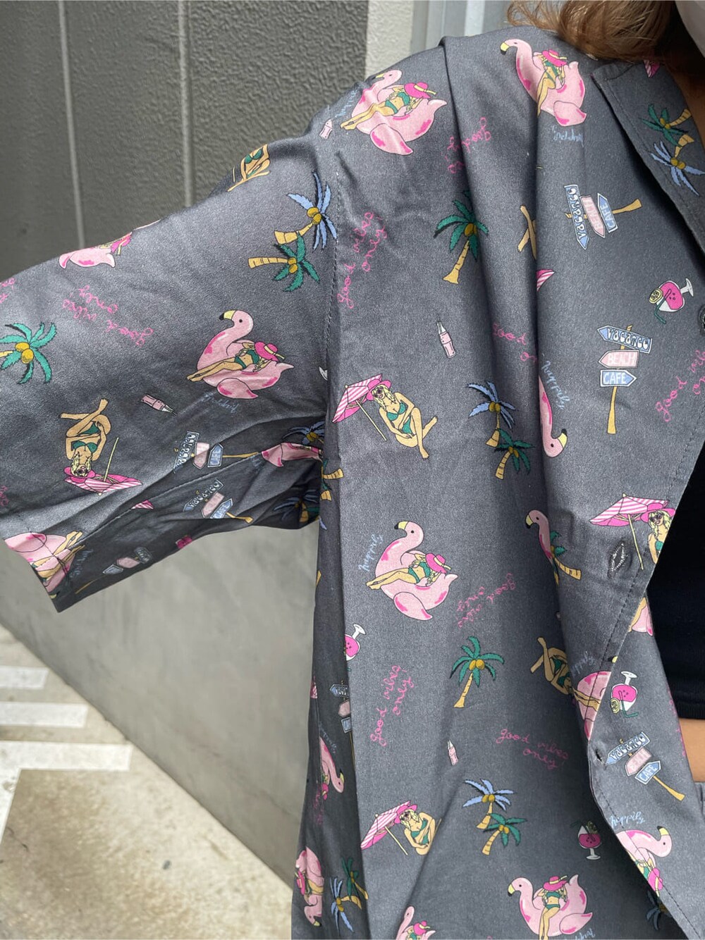 グレー系のシャツ/ブラウス、グレー系のその他パンツ、ブラック系のサンダルを着用したレディースの夏コーディネートの9枚目の写真