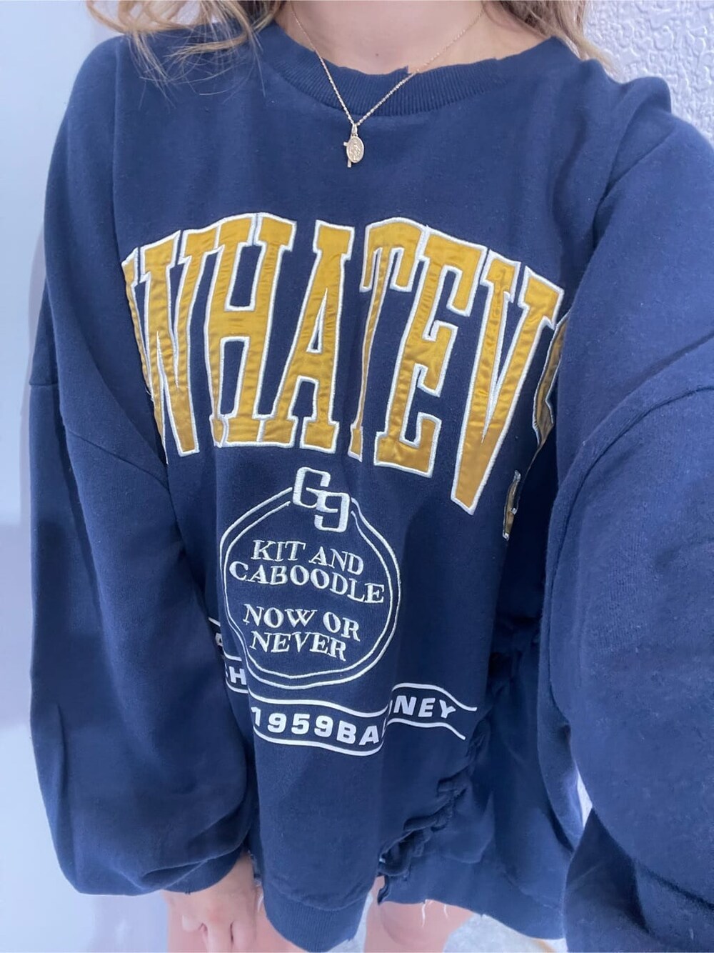 ブルー系のデニムパンツ、ブルー系のスウェット、ブラック系のブーツを着用したレディースの夏コーディネートの5枚目の写真