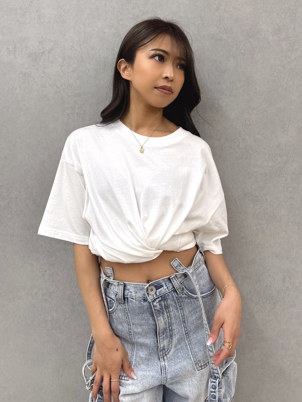 ホワイト系のTシャツ/カットソー、ブルー系のデニムパンツ、ホワイト系のサンダルを着用したレディースの夏コーディネートの4枚目の写真