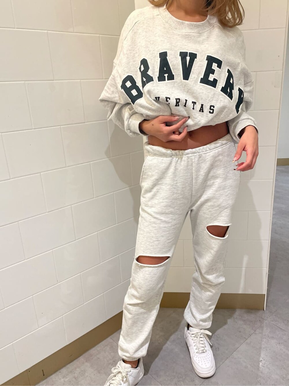 グレー系のその他パンツ、グレー系のTシャツ/カットソーを着用したレディースの冬コーディネートの8枚目の写真