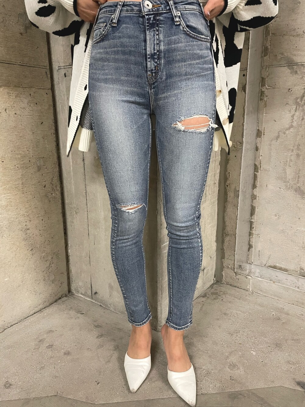 ホワイト系のカーディガン/ボレロ、ホワイト系のTシャツ/カットソー、ブルー系のデニムパンツを着用したレディースの春コーディネートの8枚目の写真