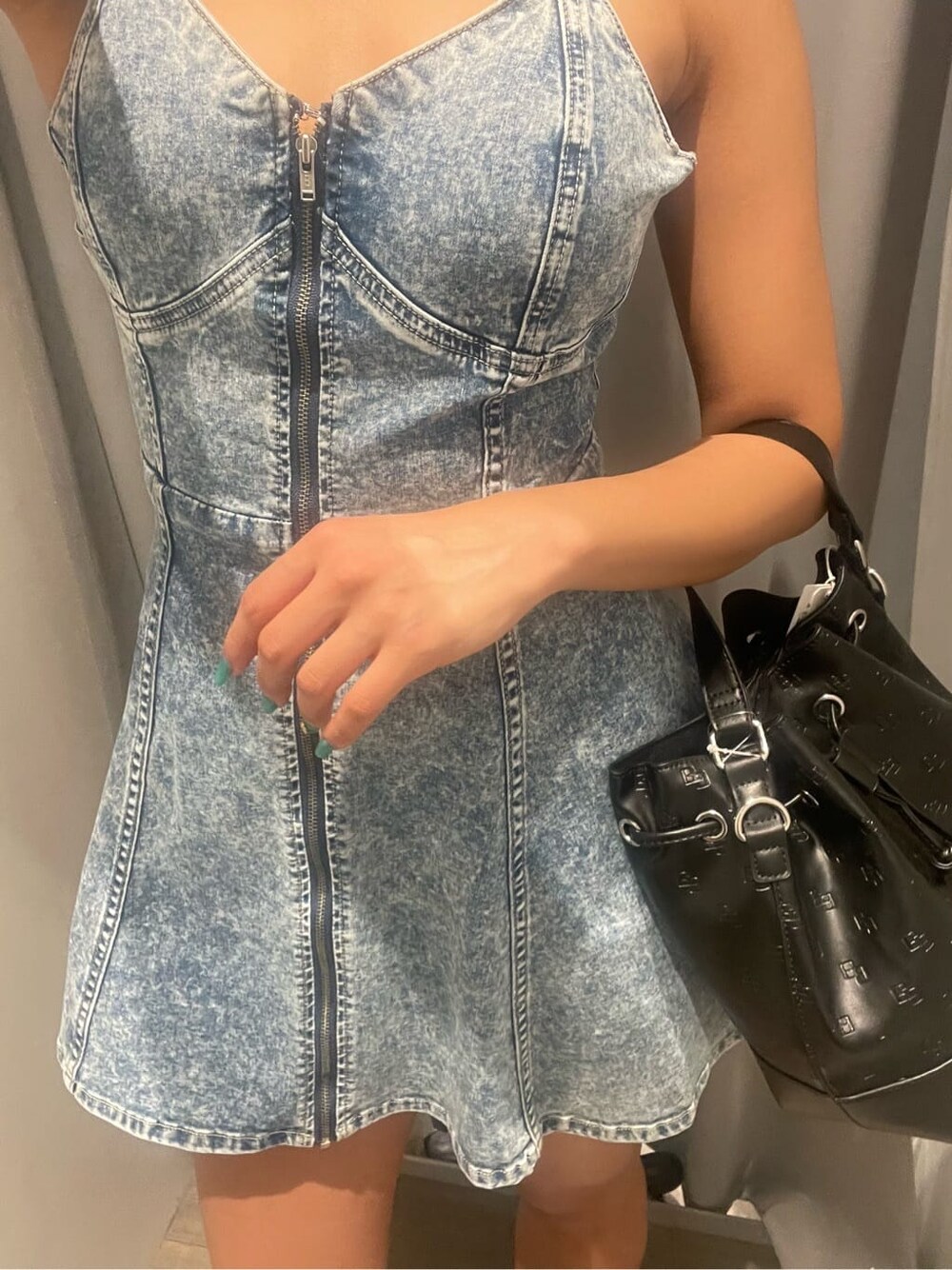 ホワイト系のシャツ/ブラウス、ブルー系のワンピースを着用したレディースの夏コーディネートの4枚目の写真