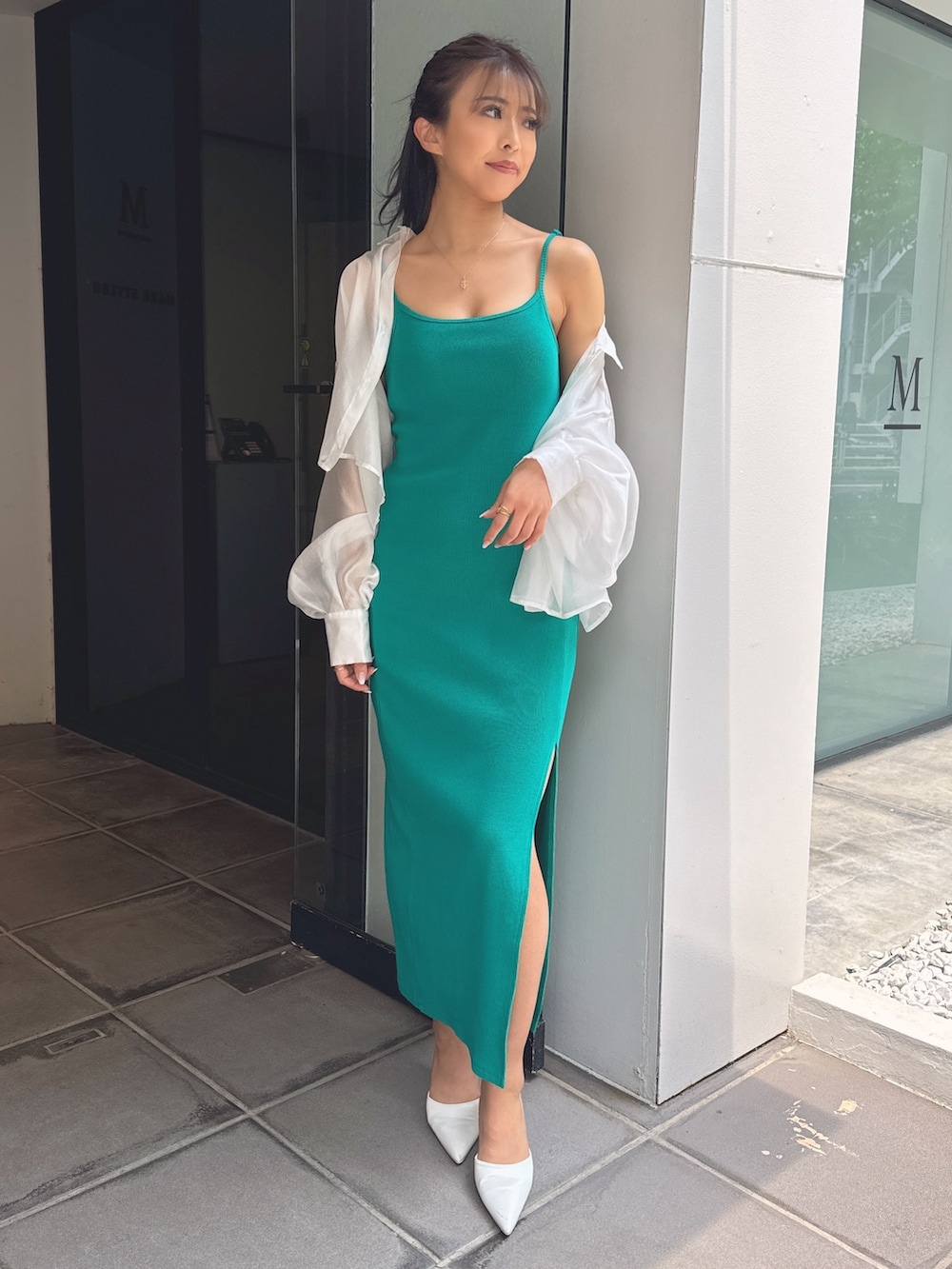 グリーン系のワンピース、ホワイト系のパンプス、ホワイト系のシャツ/ブラウスを着用したレディースの夏コーディネートの2枚目の写真