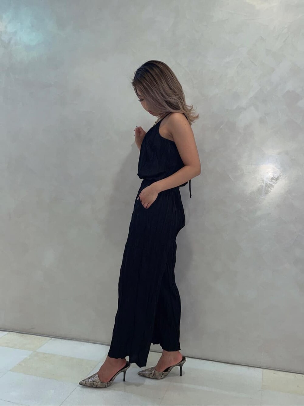 その他のパンプス、ブラック系のつなぎ/オールインワン、ゴールド系のネックレスを着用したレディースの夏コーディネートの3枚目の写真