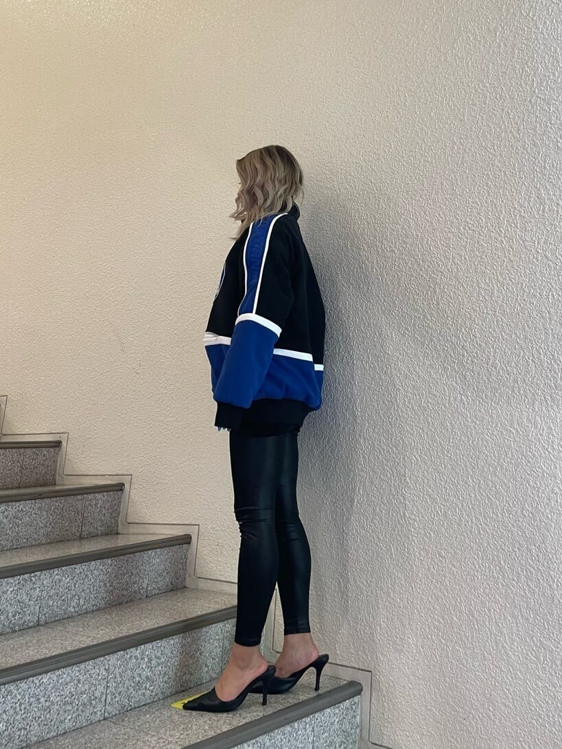 ブラック系のブルゾン、ブラック系のパンプスを着用したレディースの秋コーディネートの4枚目の写真