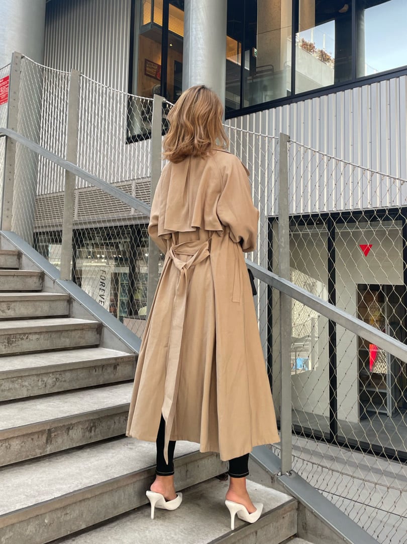 ホワイト系のパンプス、ホワイト系のチューブトップ、ブラック系のデニムパンツを着用したレディースの春コーディネートの4枚目の写真