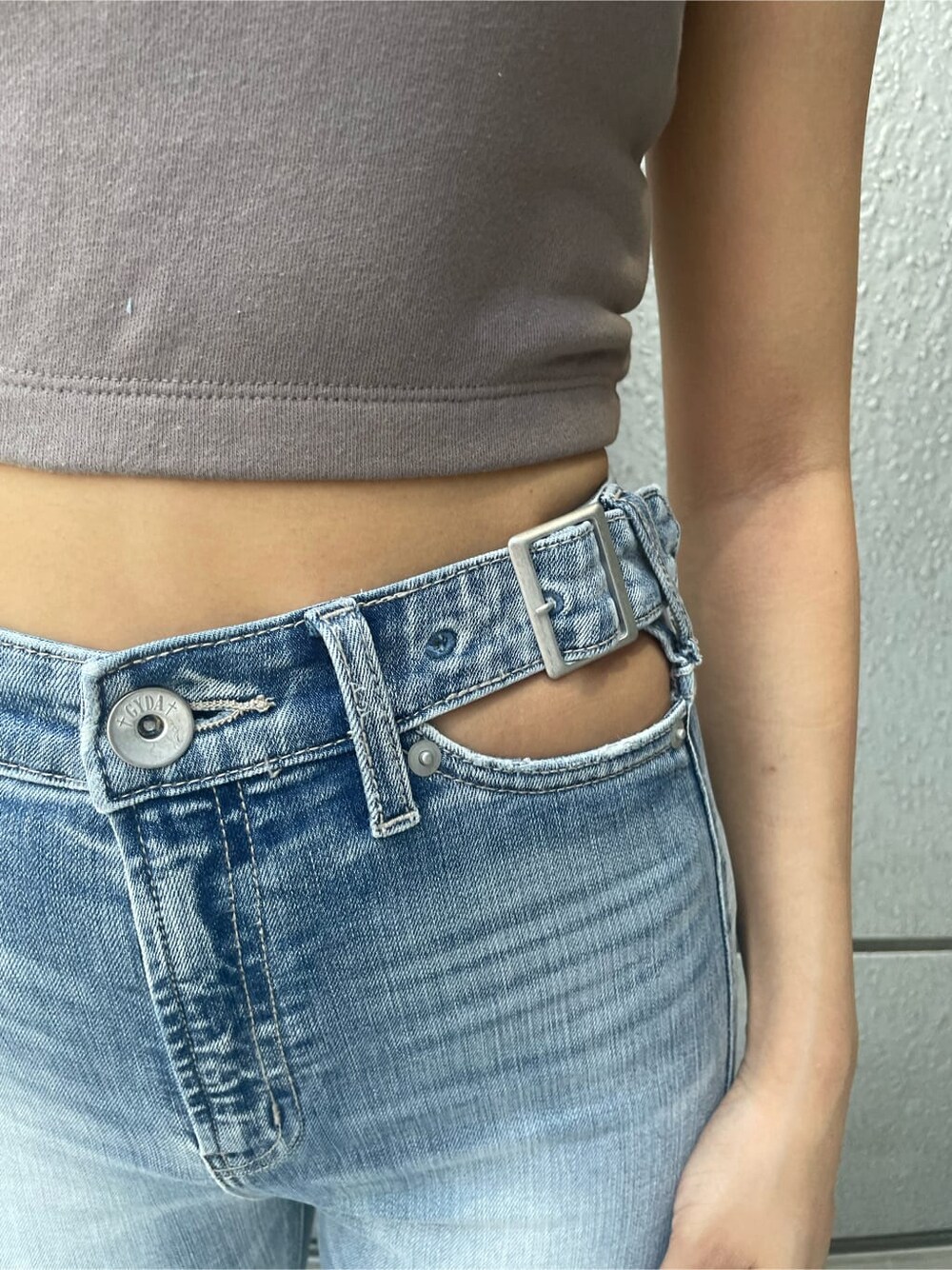ブラック系のパンプス、ベージュ系のタンクトップ、ブラック系のハンドバッグを着用したレディースの夏コーディネートの6枚目の写真