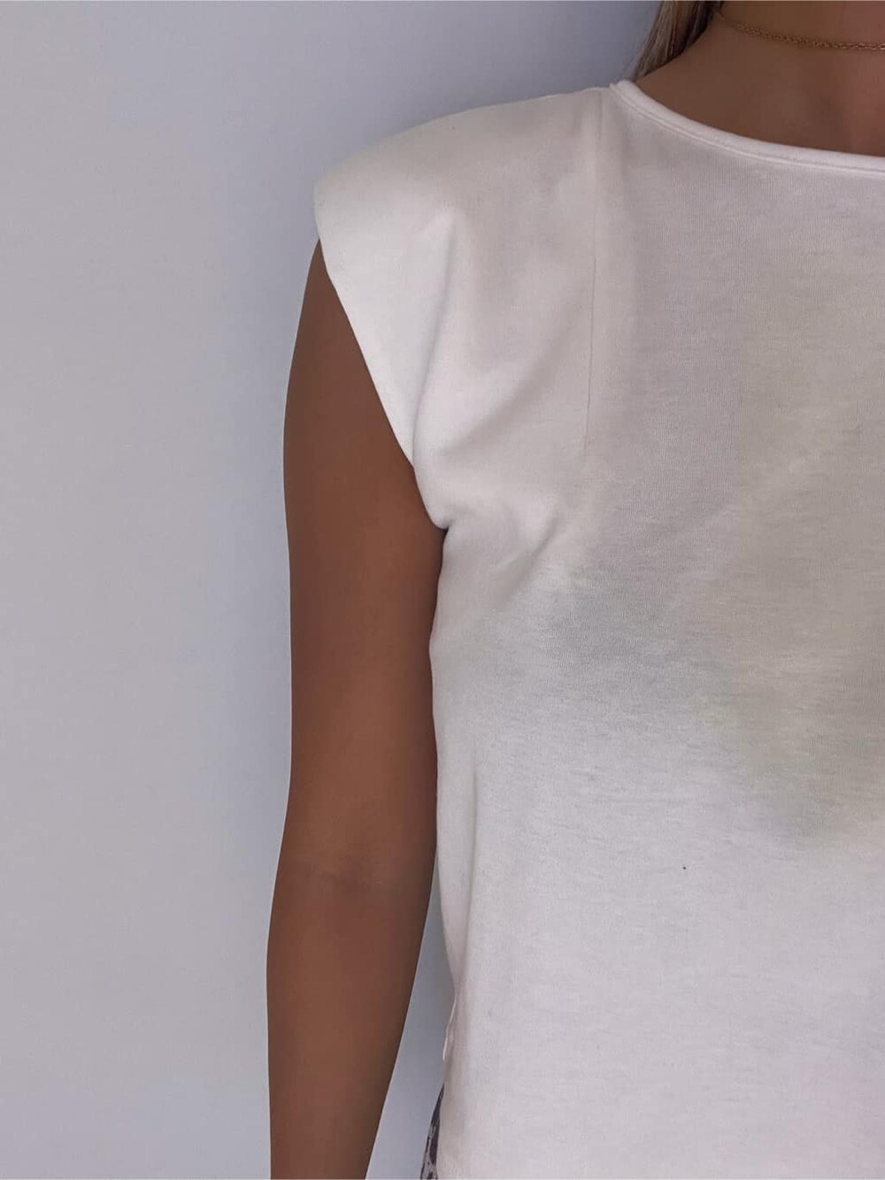 ブラウン系のサンダル、その他のその他パンツ、ホワイト系のTシャツ/カットソーを着用したレディースの夏コーディネートの5枚目の写真