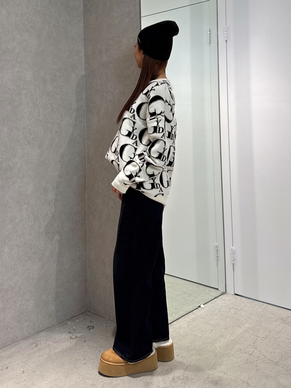 ホワイト系のニット/セーター、ブルー系のデニムパンツ、ベージュ系のスリッポンを着用したレディースの冬コーディネートの3枚目の写真