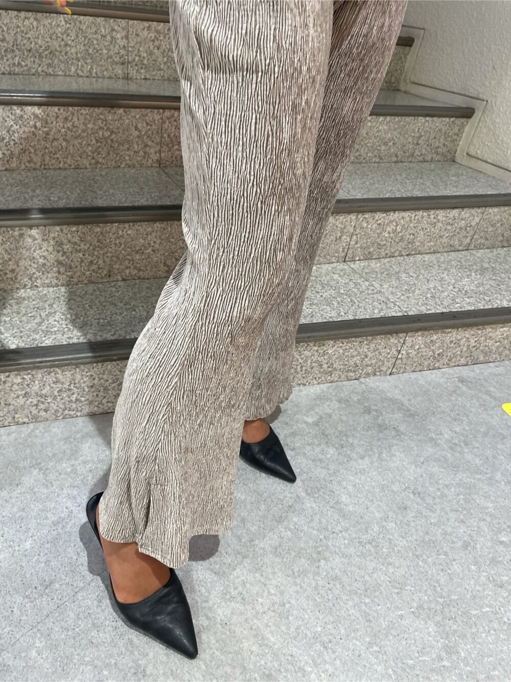 ブラック系のパンプス、ホワイト系のシャツ/ブラウス、グレー系のその他パンツを着用したレディースの夏コーディネートの5枚目の写真