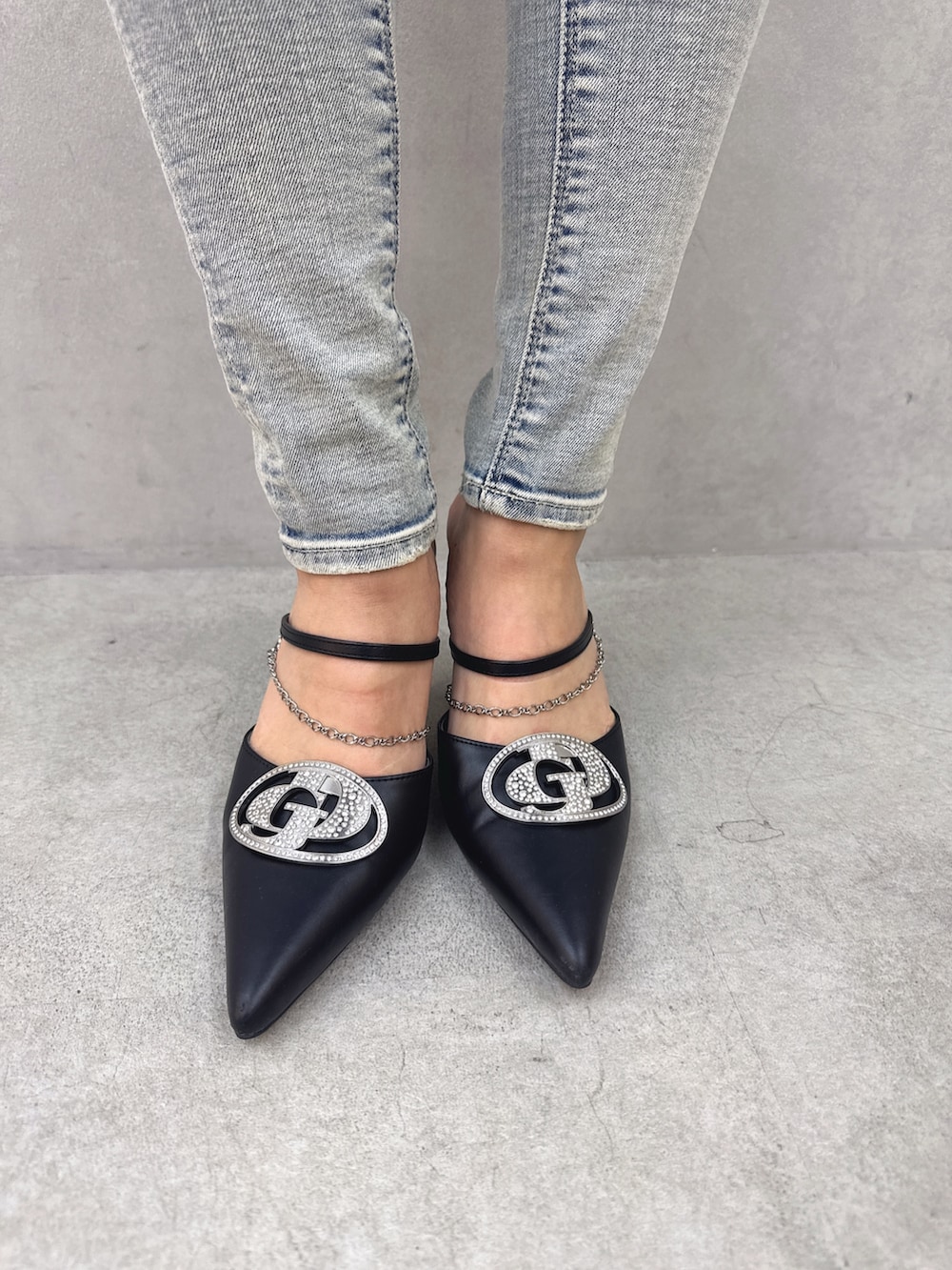 ホワイト系のTシャツ/カットソー、ブルー系のデニムパンツ、ブラック系のパンプスを着用したレディースの春コーディネートの8枚目の写真