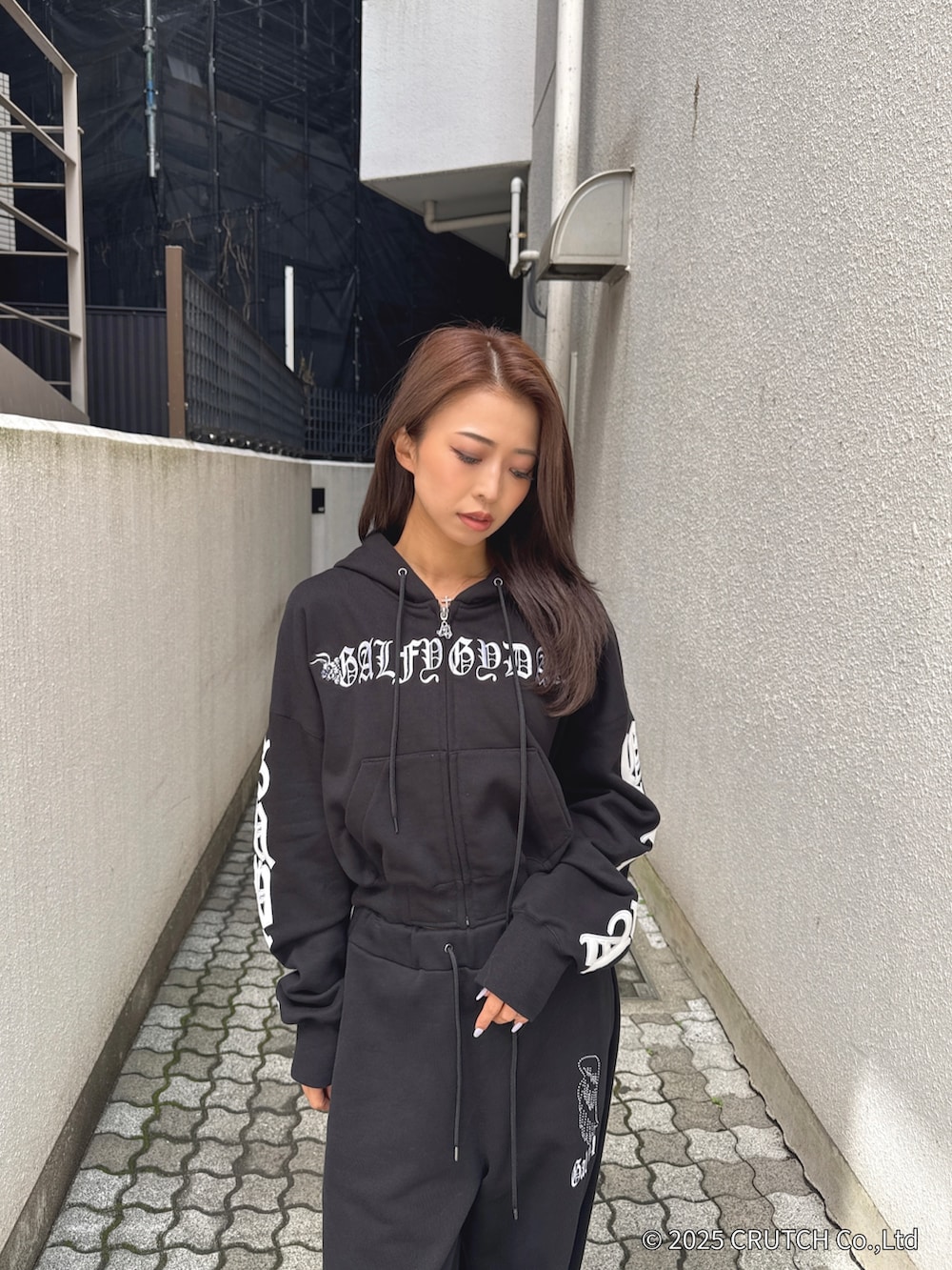 ブラック系のパーカー、ブラック系のその他パンツ、ホワイト系のパンプスを着用したレディースの秋コーディネートの6枚目の写真