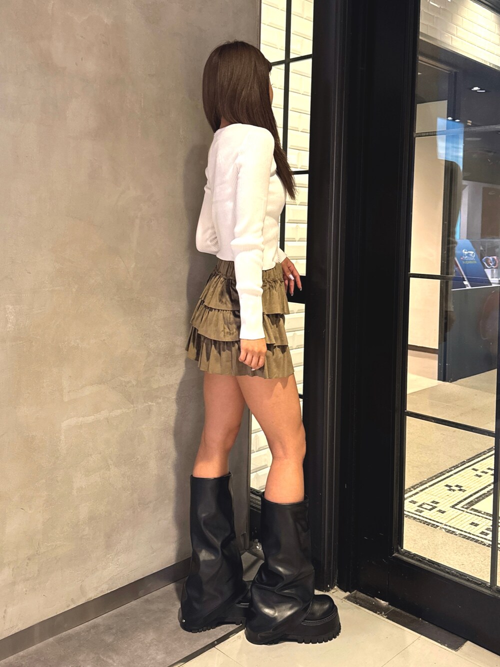 ホワイト系のニット/セーター、グリーン系のその他パンツ、ブラック系のブーツを着用したレディースの秋コーディネートの3枚目の写真