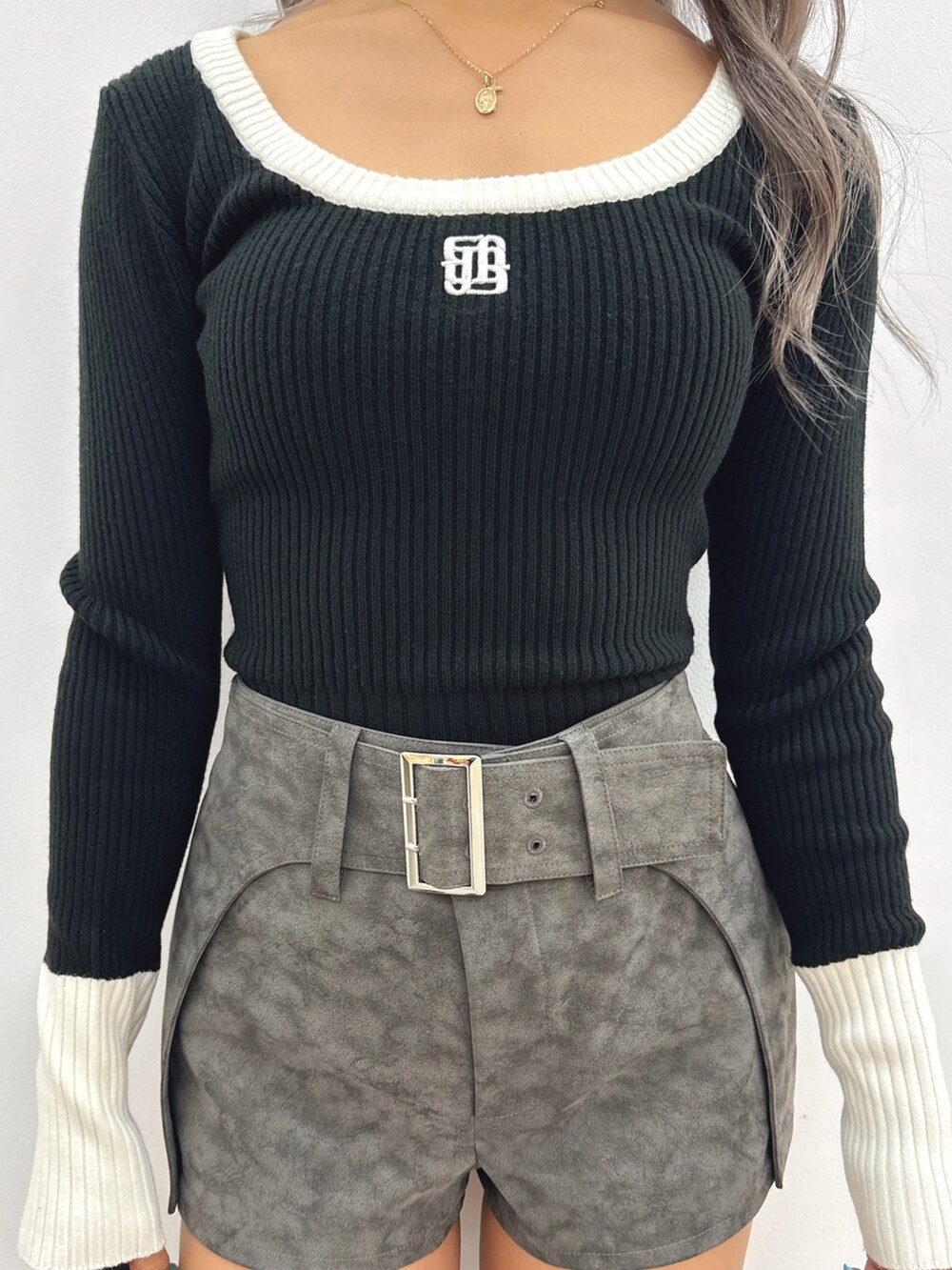 ブラック系のニット/セーター、その他のその他パンツ、グレー系のショルダーバッグを着用したレディースの秋コーディネートの5枚目の写真