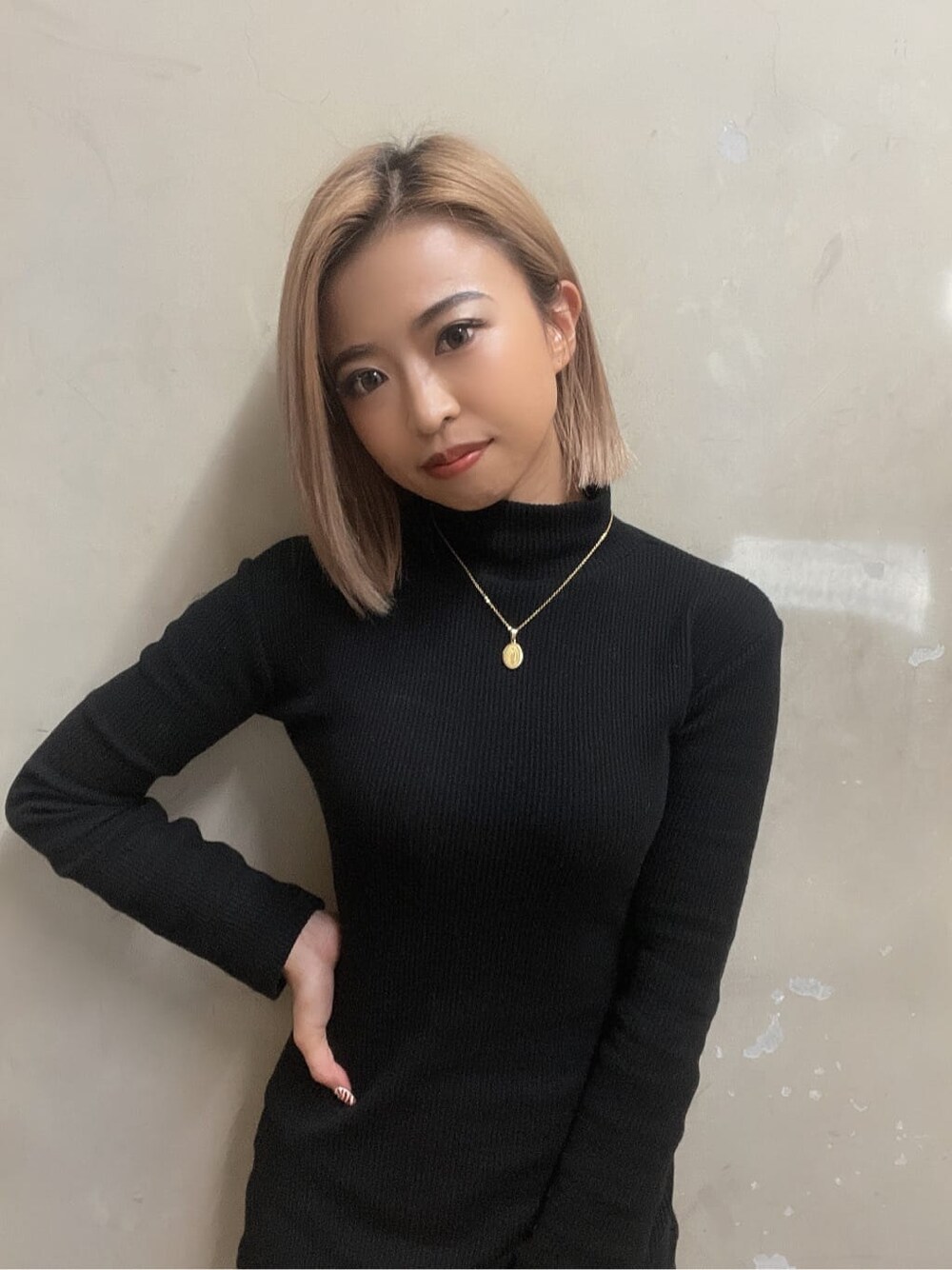 ブラック系のバックパック/リュック、ブラック系のワンピースを着用したレディースの秋コーディネートの3枚目の写真