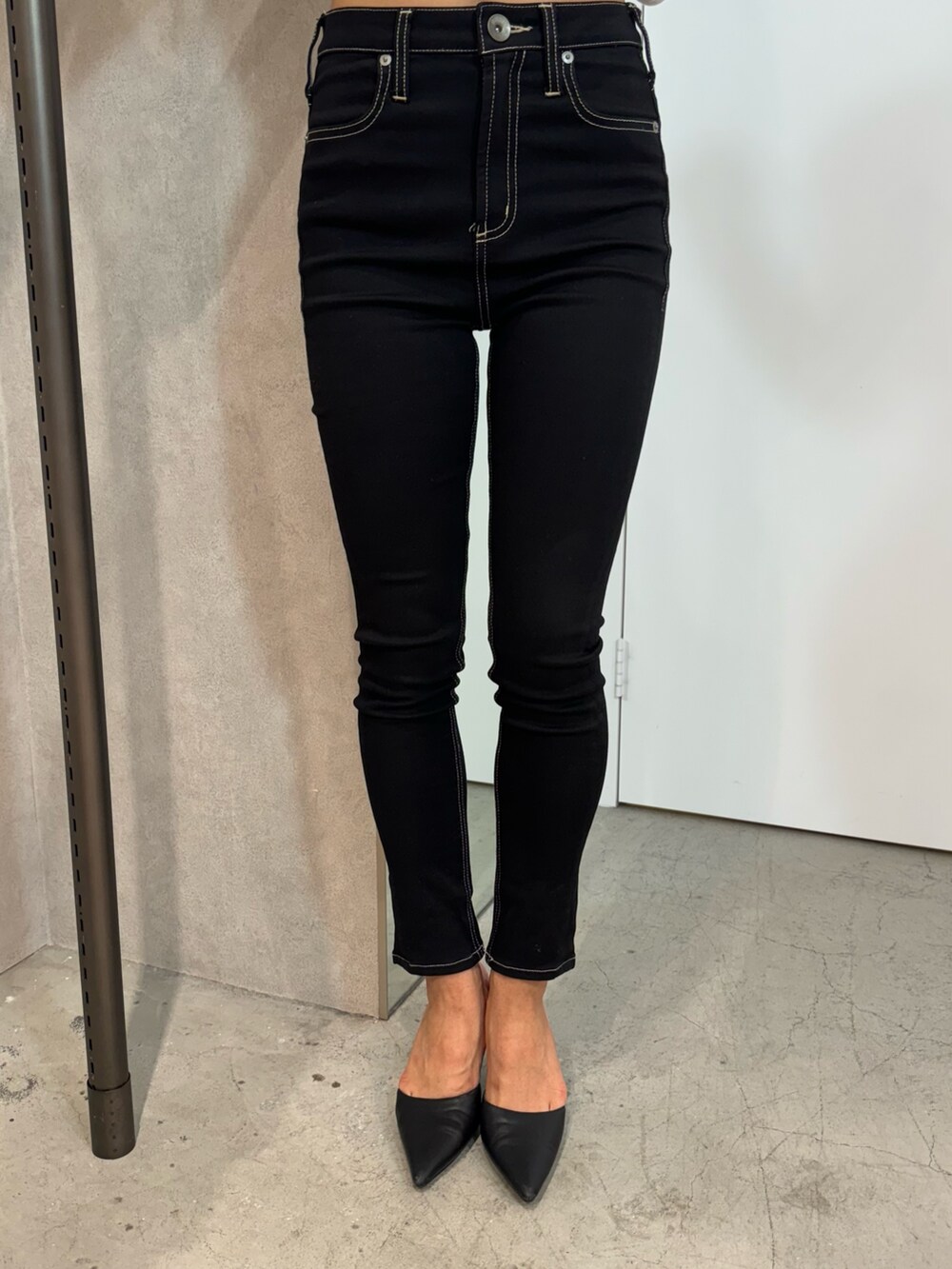 イエロー系のTシャツ/カットソー、ベージュ系のカーディガン/ボレロ、ブラック系のデニムパンツを着用したレディースの秋コーディネートの6枚目の写真