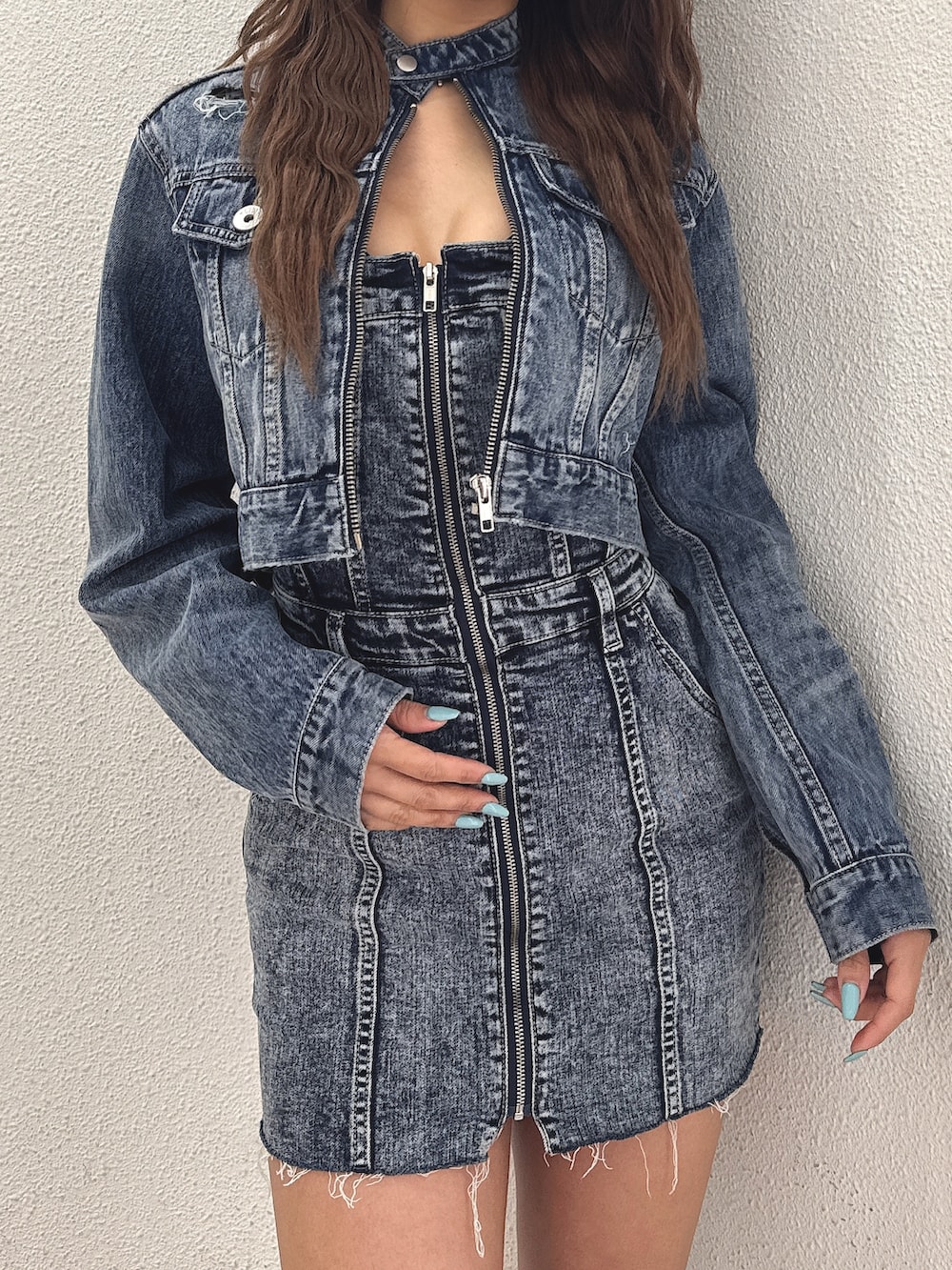 ブルー系のデニムジャケット、ブルー系のワンピース、ホワイト系のブーツを着用したレディースの春コーディネートの7枚目の写真