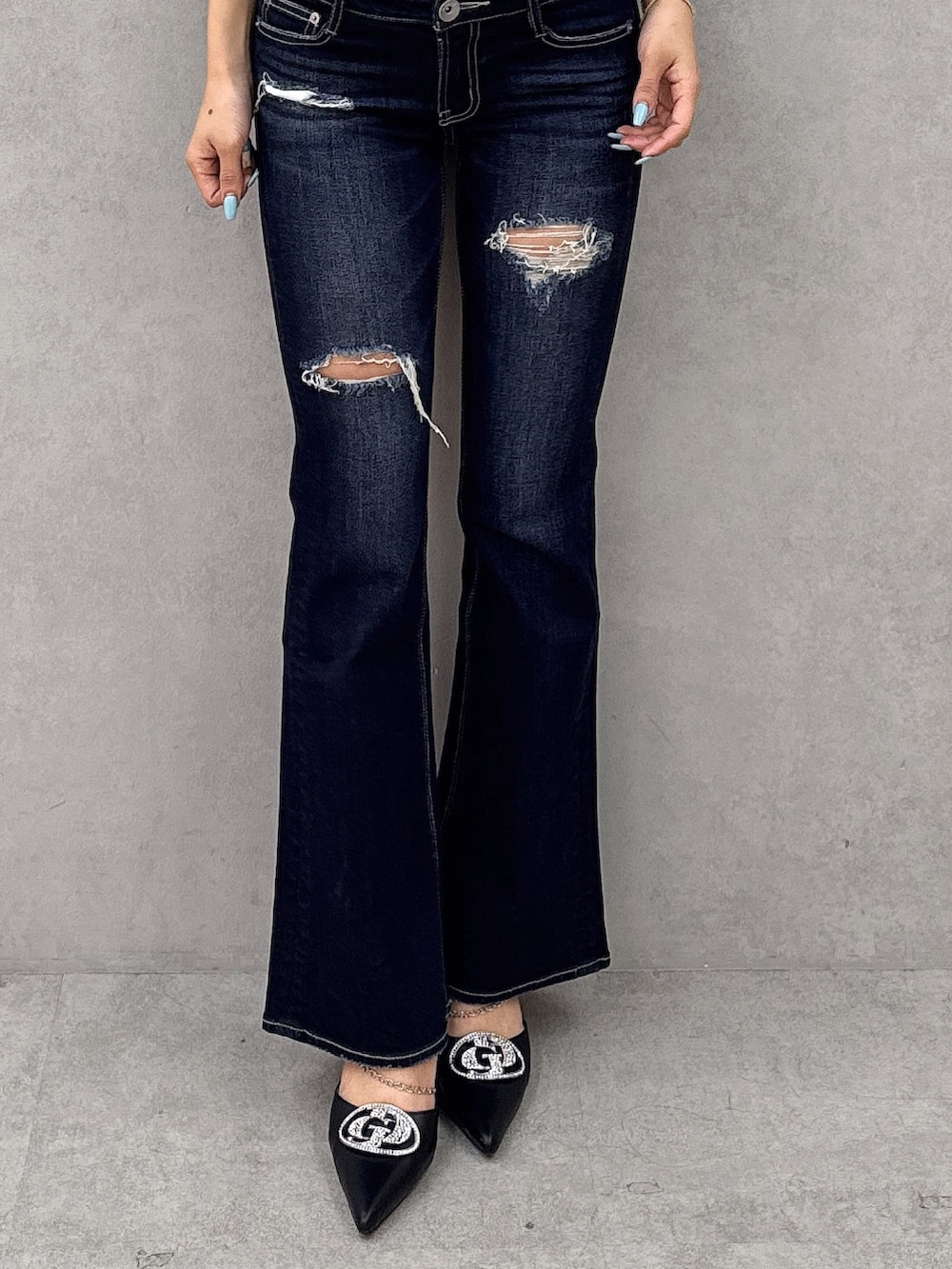 その他のニット/セーター、ブルー系のデニムパンツ、ブラック系のパンプスを着用したレディースの春コーディネートの2枚目の写真