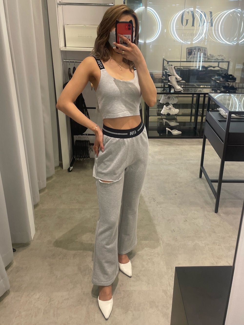 グレー系のキャミソール、グレー系のその他パンツ、ホワイト系のパンプスを着用したレディースの春コーディネートの2枚目の写真