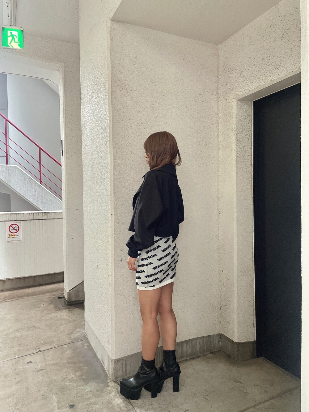 ホワイト系のワンピース、ブラック系のブルゾン、ブラック系のブーツを着用したレディースの夏コーディネートの2枚目の写真