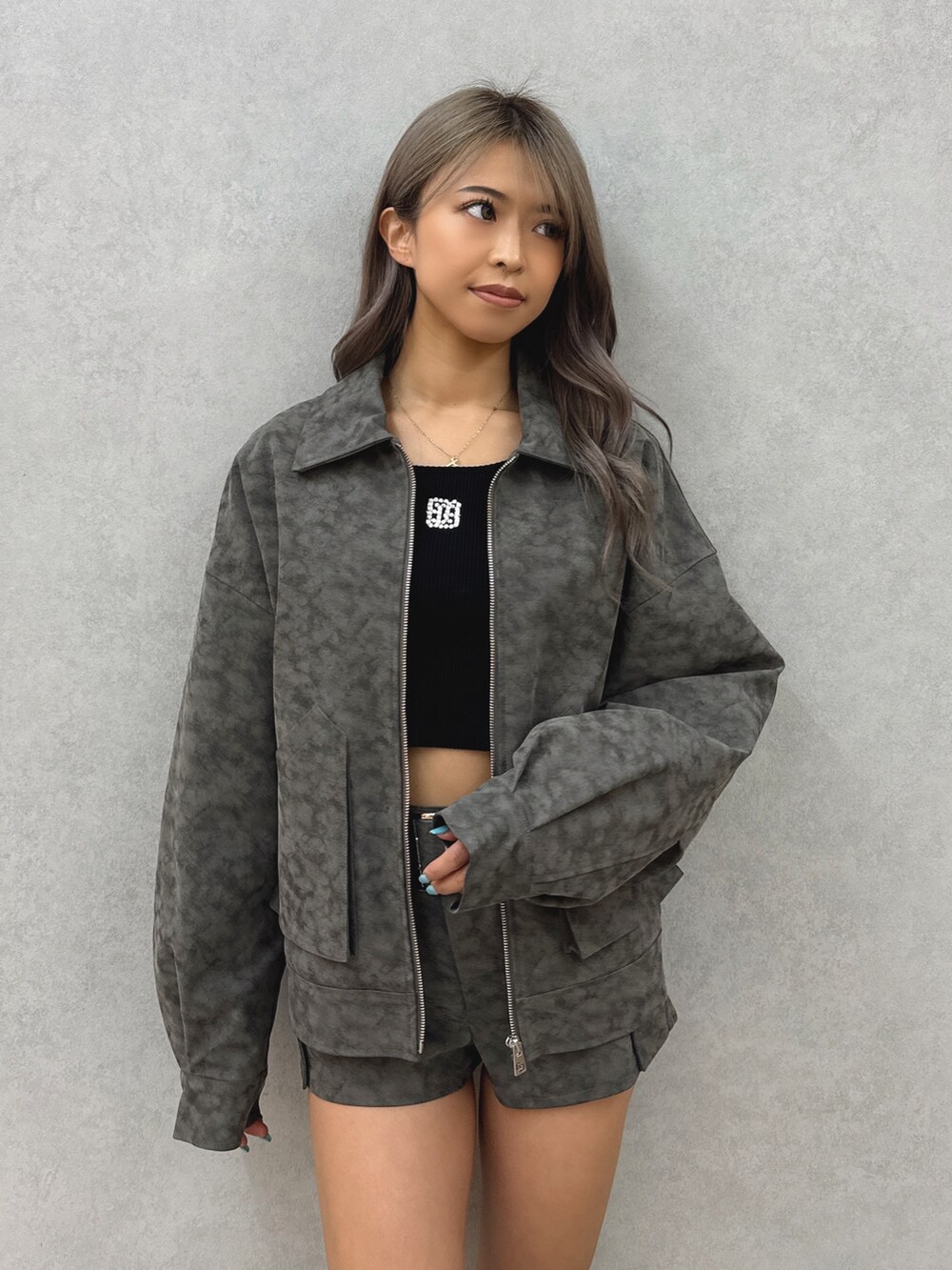 その他のその他パンツ、ブラック系のブーツ、その他のブルゾンを着用したレディースの秋コーディネートの4枚目の写真