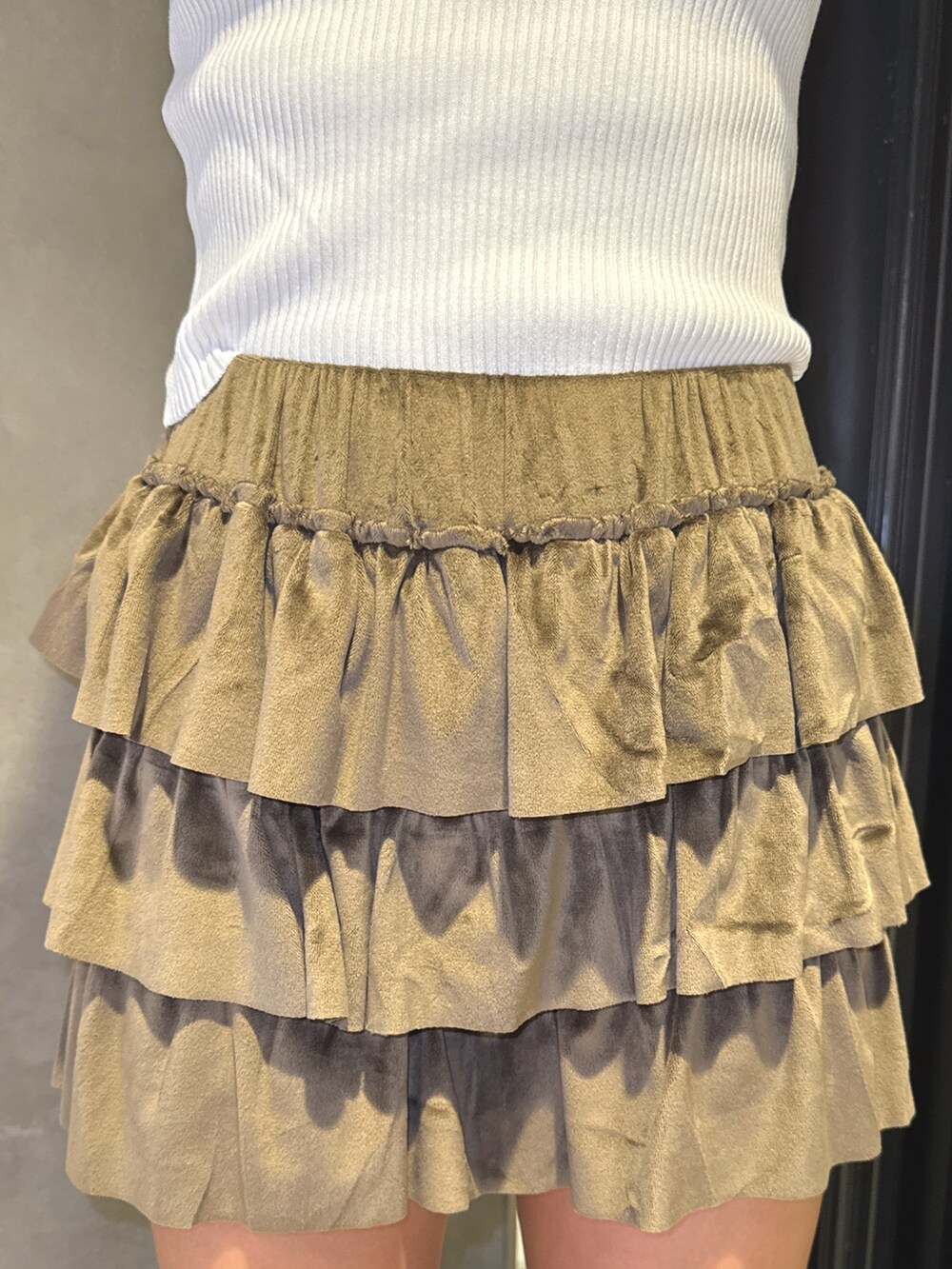 ホワイト系のニット/セーター、グリーン系のその他パンツ、ブラック系のブーツを着用したレディースの秋コーディネートの7枚目の写真