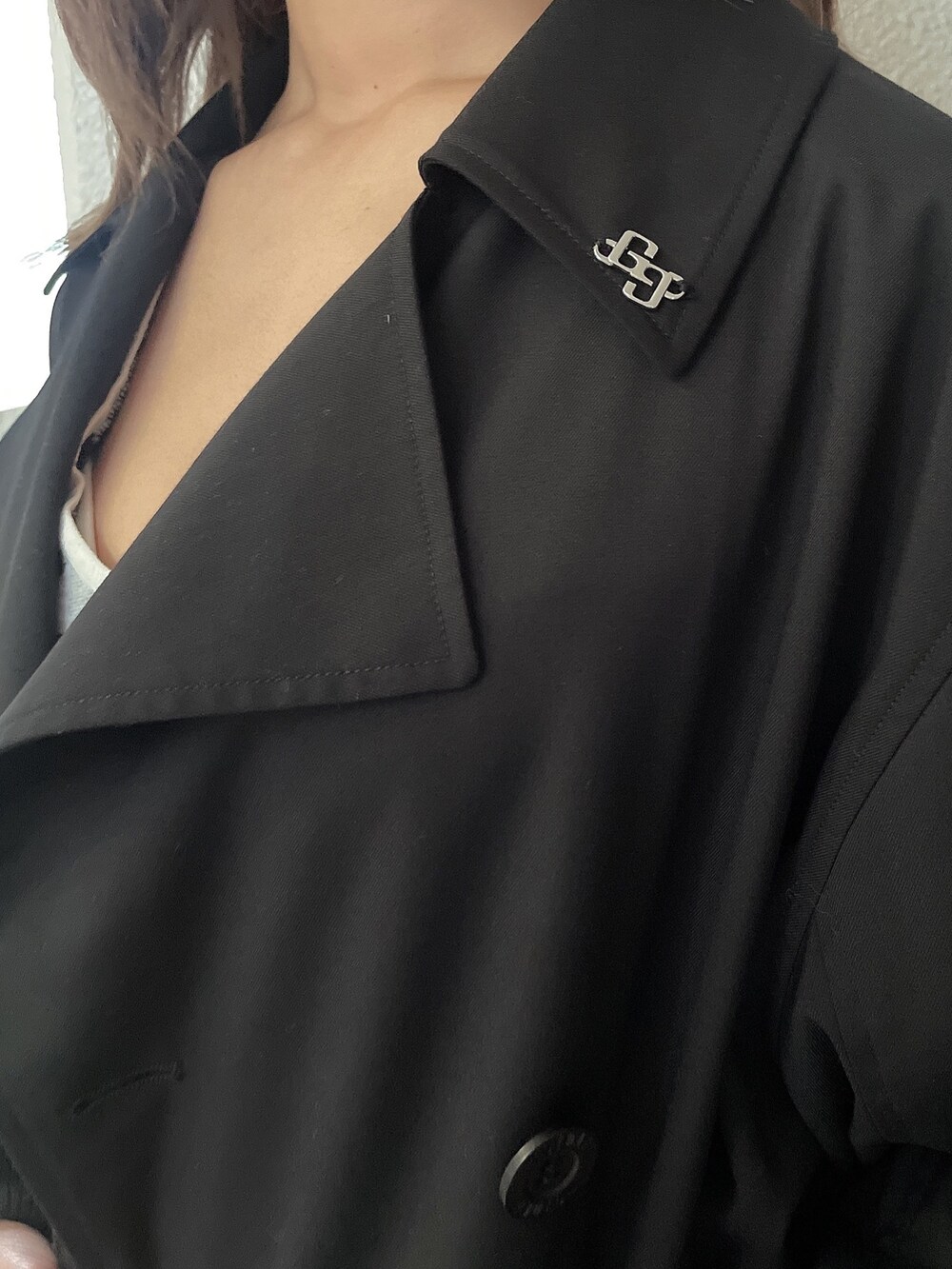 ホワイト系のワンピース、ブラック系のブルゾン、ブラック系のブーツを着用したレディースの夏コーディネートの6枚目の写真