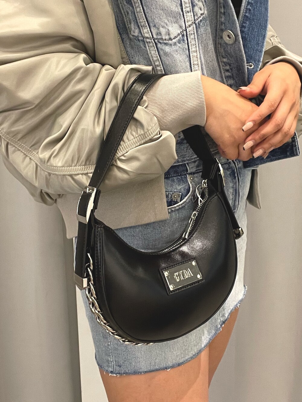 ブルー系のデニムジャケット、ブルー系のデニムスカート、ブラック系のチューブトップを着用したレディースの冬コーディネートの7枚目の写真