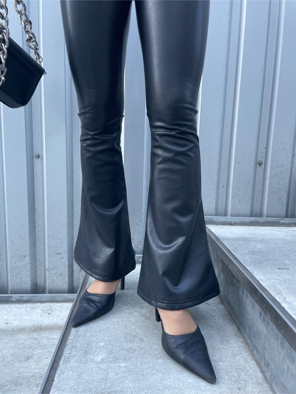 ブラック系のその他パンツ、ブラック系のショルダーバッグ、ブラック系のパンプスを着用したレディースの冬コーディネートの6枚目の写真